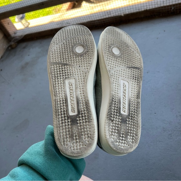 Skechers Women’s Size 8 Gray Memory Foam Slip Ons Bow Comfort Shoes - Picture 6 of 6